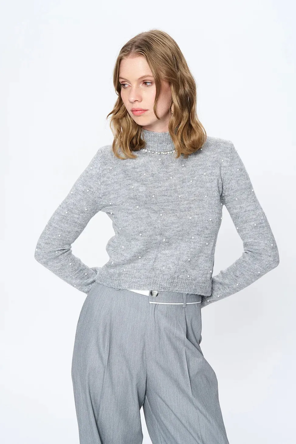 Pearl Accessory Turtleneck Sweater Gray